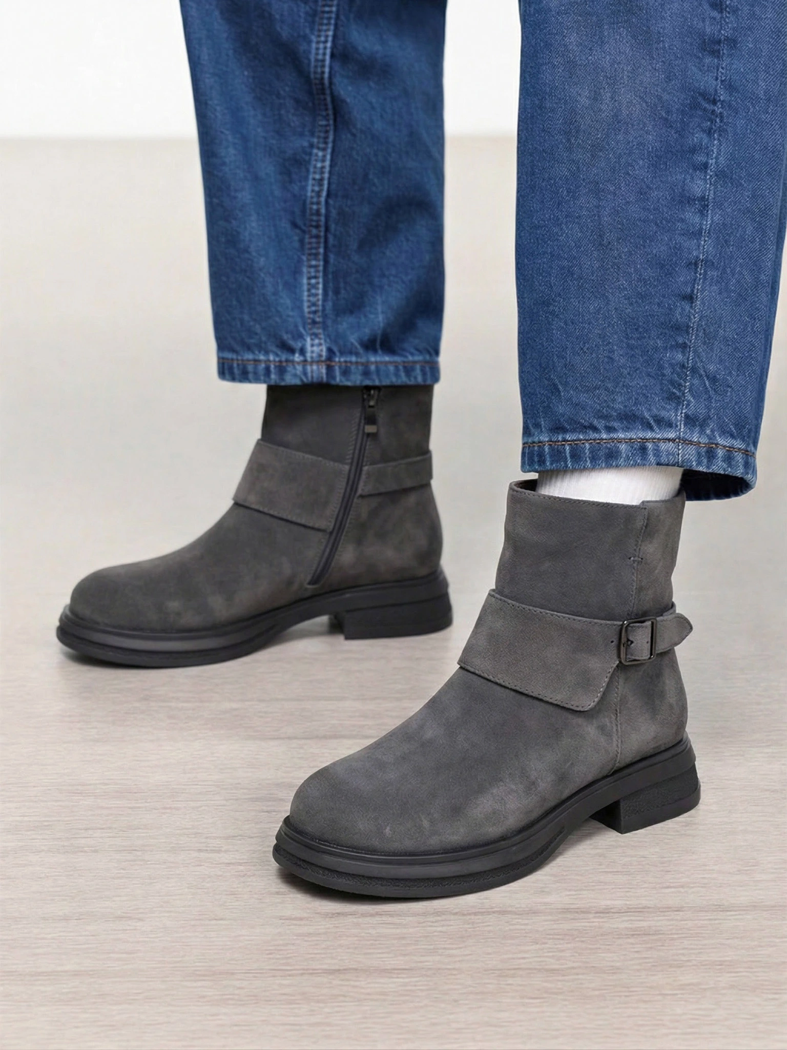 Ботинки серого цвета на среднем широком каблуке